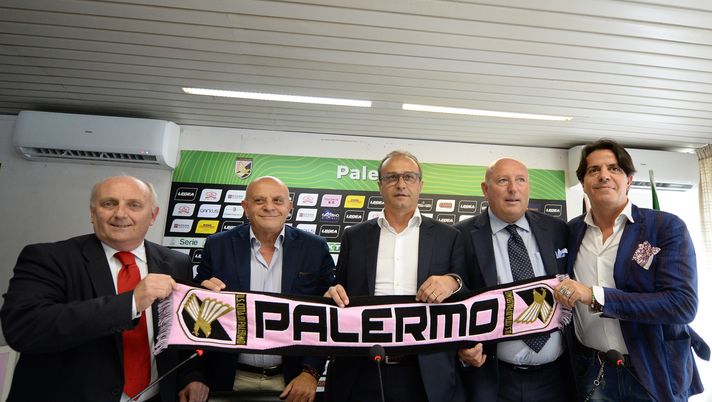 PALERMO, ITALY - JUNE 07: (L-R) Roberto Bergamo, US Citta' di Palermo CEO, Salvatore Tuttolomondo, Arkus CFO, Pasquale Marino, Fabrizio Lucchesi, General Manager of US Citta' di Palermo and Walter Tuttolomondo, Walter Tuttolomondo, Arkus Network President, pose during the presentation of Marino as new Head Coach of US Citta' di Palermo at Renzo Barbera Stadium on June 07, 2019 in Palermo, Italy. (Photo by Getty Images/Getty Images) PALERMO, ITALY - JUNE 07: (L-R) Roberto Bergamo, US Citta' di Palermo CEO, Salvatore Tuttolomondo, Arkus CFO, Pasquale Marino, Fabrizio Lucchesi, General Manager of US Citta' di Palermo and Walter Tuttolomondo, Walter Tuttolomondo, Arkus Network President, pose during the presentation of Marino as new Head Coach of US Citta' di Palermo at Renzo Barbera Stadium on June 07, 2019 in Palermo, Italy. (Photo by Getty Images/Getty Images)