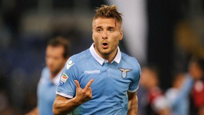 ROME, ROMA - OCTOBER 26: Ciro Immobile of SS Lazio celebrates after scoring a third goal during the Serie A match between SS Lazio and Cagliari Calcio at Stadio Olimpico on October 26, 2016 in Rome, Italy. (Photo by Getty Images/Getty Images) Lazio, Immobile e la sfida all’amico Belotti: “Voglio vincere la classifica marcatori! Al Gallo ruberei…” - immagine 1