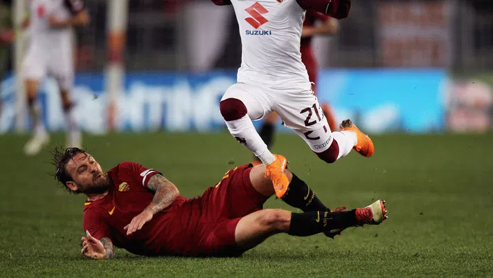 ROME, ITALY - MARCH 09:  Daniele De Rossi of AS Roma competes for the ball with Alejandro Berenguer of Torino FC during the Serie A match between AS Roma and Torino FC at Stadio Olimpico on March 9, 2018 in Rome, Italy.  (Photo by Paolo Bruno/Getty Images)