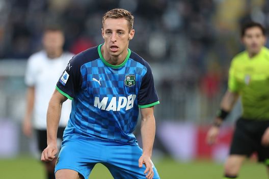 LA SPEZIA, ITALY - DECEMBER 05: Davide Frattesi of US Sassuolo looks on during the Serie A match between Spezia Calcio and US Sassuolo at Stadio Alberto Picco on December 5, 2021 in La Spezia, Italy. (Photo by Gabriele Maltinti/Getty Images) Sassuolo, è ufficiale: Frattesi ha rinnovato- immagine 2