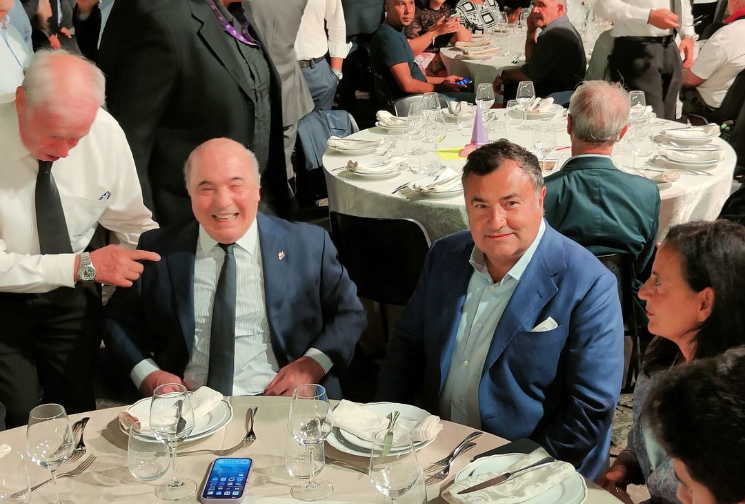 FOTO VN – Commisso a tavola con Barone, risate e firme con i tifosi viola- immagine 1