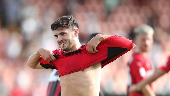 LA SPEZIA, ITALY - SEPTEMBER 25: Brahim Diaz of AC Milan celebrates the victory after  the Serie A match between Spezia Calcio and AC Milan at Stadio Alberto Picco on September 25, 2021 in La Spezia, Italy.  (Photo by Gabriele Maltinti/Getty Images) 