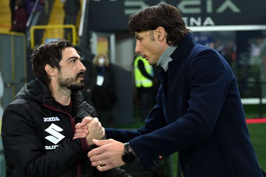 UDINE, ITALY - FEBRUARY 06:Matteo Paro second coach of Torino FC shankes hands with Gabriele Cioffi head coach of Udinese Calcio during the Serie A match between Udinese Calcio and Torino FC at Dacia Arena on February 06, 2022 in Udine, Italy. (Photo by Alessandro Sabattini/Getty Images)