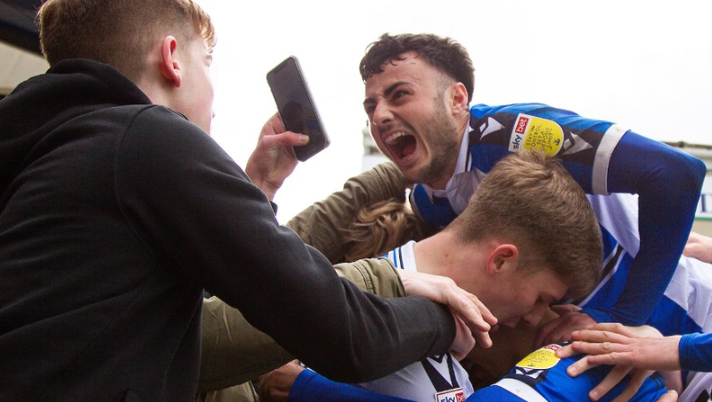 Partita interrotta dopo il 7-0 per invasione dei tifosi: incredibile promozione per il Bristol Rovers Partita interrotta dopo il 7-0 per invasione dei tifosi: incredibile promozione per il Bristol Rovers - immagine 1