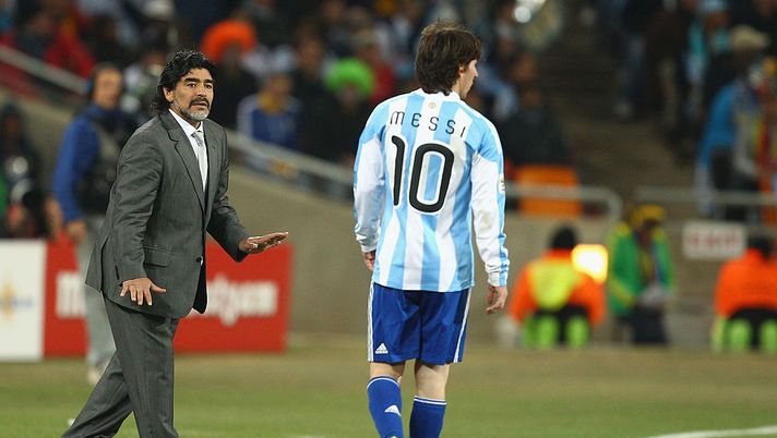 JOHANNESBURG, SOUTH AFRICA - JUNE 27: Diego Maradona head coach of Argentina gestures to Lionel Messi of Argentina during to the 2010 FIFA World Cup South Africa Round of Sixteen match between Argentina and Mexico at Soccer City Stadium on June 27, 2010 in Johannesburg, South Africa. (Photo by Richard Heathcote/Getty Images) Matthäus avvisa Messi: “È sfortunato, anche se dovesse vincere i Mondiali non supererà comunque Diego…” - immagine 1