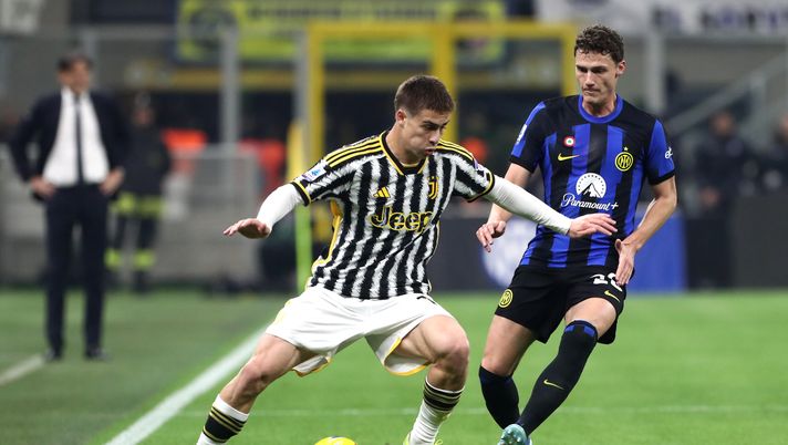 MILAN, ITALY - FEBRUARY 04: Kenan Yildiz of Juventus on the ball whilst under pressure from Benjamin Pavard of FC Internazionale during the Serie A TIM match between FC Internazionale and Juventus - Serie A TIM at Stadio Giuseppe Meazza on February 04, 2024 in Milan, Italy. (Photo by Marco Luzzani/Getty Images) Inter-Juventus, chi è stato il migliore in campo? La clamorosa partita di Pavard - immagine 1
