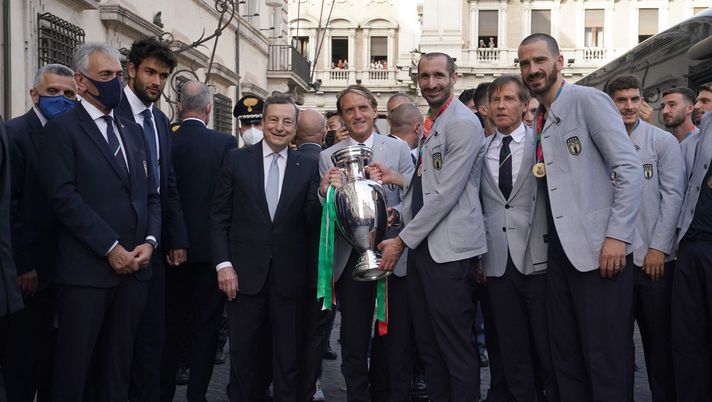 ROME, ITALY - JULY 12: Italian Prime Minister Mario Draghi, Italy coach Roberto Mancini and Giorgio Chiellini pose with the The Henri Delaunay Trophy during the meeting between prime minister Mario Draghi and Italy's EURO 2020 football championship winning team on July 12, 2021 in Rome, Italy. (Photo by Claudio Villa/Getty Images) ROME, ITALY - JULY 12: Italian Prime Minister Mario Draghi, Italy coach Roberto Mancini and Giorgio Chiellini pose with the The Henri Delaunay Trophy during the meeting between prime minister Mario Draghi and Italy's EURO 2020 football championship winning team on July 12, 2021 in Rome, Italy. (Photo by Claudio Villa/Getty Images)