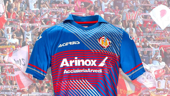 Terza maglia Cremonese: entrano in scena il blu e le…righe oblique… Terza maglia Cremonese: entrano in scena il blu e le…righe oblique… - immagine 1