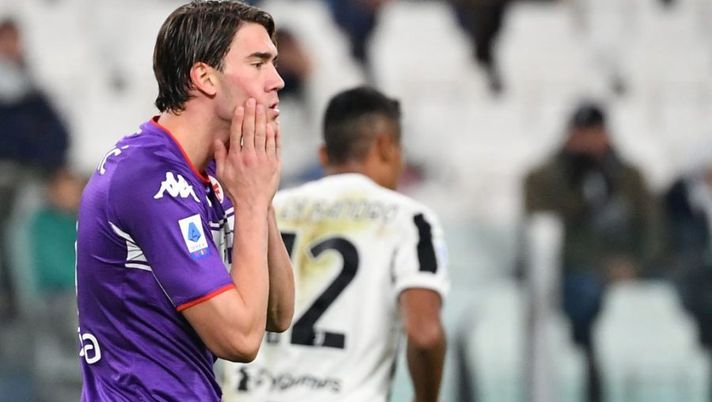 Fiorentina's Serbian forward Dusan Vlahovic reacts during the Italian Serie A football match between Juventus and Fiorentina on November 6, 2021 at the Juventus stadium in Turin. (Photo by Isabella BONOTTO / AFP) (Photo by ISABELLA BONOTTO/AFP via Getty Images) Terremoto sul fantacalcio, cosa succede tra asta e scambi: Cabral, Morata, Vlahovic, Gosens… - immagine 1