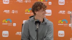 VIDEO / Sinner al giornalista: “Unforced error”. Risate in sala stampa