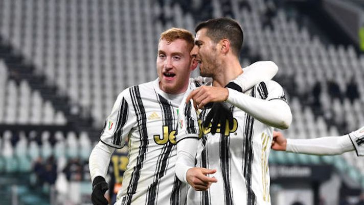 TURIN, ITALY - JANUARY 13: Alvaro Morata of Juventus F.C. is congratulated by teammates Dejan Kulusevski and Manolo Portanova as he celebrates after scoring their team's second goal during the Coppa Italia match between Juventus and Genoa CFC at Allianz Stadium on January 13, 2021 in Turin, Italy. Sporting stadiums around Italy remain under strict restrictions due to the Coronavirus Pandemic as Government social distancing laws prohibit fans inside venues resulting in games being played behind closed doors. (Photo by Valerio Pennicino/Getty Images) Juve, le rotazioni obbligate in difesa e il nuovo Kulusevski: cambi pronti per Pirlo - immagine 1
