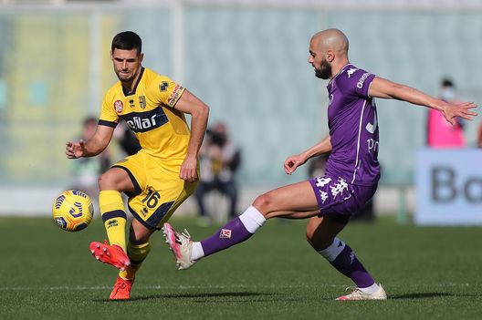 FLORENCE, ITALY - MARCH 07: Sofyan Amarabat of ACF Fiorentina battles for the ball with Vincent Laurini of Parma Calcio during the Serie A match between ACF Fiorentina and Parma Calcio at Stadio Artemio Franchi on March 7, 2021 in Florence, Italy. (Photo by Gabriele Maltinti/Getty Images) FLORENCE, ITALY - MARCH 07: Sofyan Amarabat of ACF Fiorentina battles for the ball with Vincent Laurini of Parma Calcio during the Serie A match between ACF Fiorentina and Parma Calcio at Stadio Artemio Franchi on March 7, 2021 in Florence, Italy. (Photo by Gabriele Maltinti/Getty Images)