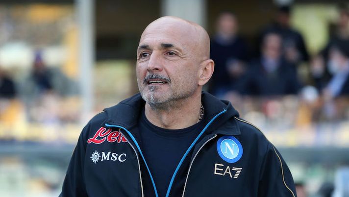 VERONA, ITALY - MARCH 13: Luciano Spalletti Head coach of SSC Napoli looks on during the Serie A match between Hellas Verona FC and SSC Napoli at Stadio Marcantonio Bentegodi on March 13, 2022 in Verona, Italy. (Photo by Giuseppe Cottini/Getty Images) Spalletti: “Io voglio restare qui! Mertens può giocare con Osimhen, su Di Lorenzo e i litigi…” - immagine 1
