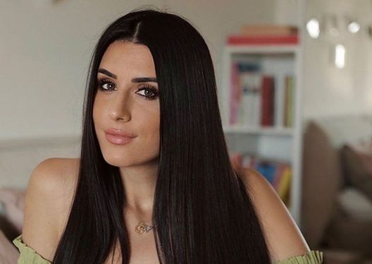 Instagram @valeninavignali Valentina Vignali da capogiro: lo scatto in bikini a bordo piscina è hot- immagine 2