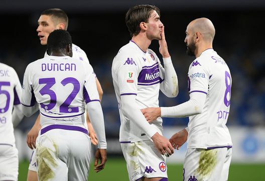NAPLES, ITALY - JANUARY 13: Dusan Vlahovic of ACF Fiorentina celebrates after scoring his side's opening goal during the Coppa Italia match between SSC Napoli and ACF Fiorentina at Stadio Diego Armando Maradona on January 13, 2022 in Naples, Italy. (Photo by Francesco Pecoraro/Getty Images) La Juventus non si arrende: a Torino si pensa sempre e solo a Vlahovic- immagine 2