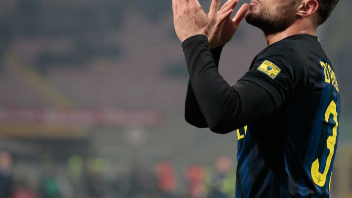 MILAN, ITALY - JANUARY 28: Danilo D'Ambrosio of FC Internazionale Milano celebrates after scoring the opening goal during the Serie A match between FC Internazionale and Pescara Calcio at Stadio Giuseppe Meazza on January 28, 2017 in Milan, Italy. (Photo by Emilio Andreoli/Getty Images ) Inter, difesa tutta nuova col Genoa: D’Ambrosio cambia ruolo? - immagine 1