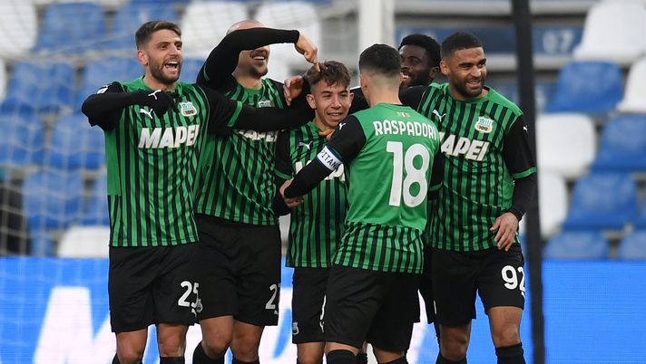REGGIO NELL'EMILIA, ITALY - APRIL 17: Maxime Lopez of Sassuolo  celebrates with teammates after scoring their team's third goal during the Serie A match between US Sassuolo  and ACF Fiorentina at Mapei Stadium - Citta del Tricolore on April 17, 2021 in Reggio nell'Emilia, Italy. Sporting stadiums around Italy remain under strict restrictions due to the Coronavirus Pandemic as Government social distancing laws prohibit fans inside venues resulting in games being played behind closed doors. (Photo by Alessandro Sabattini/Getty Images) 