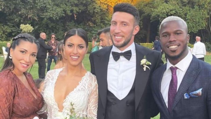 Fiori d’arancio per il blucerchiato Vasco Regini: “Viva gli sposi” e applausi a Federica 