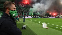 Il derby di Budapest al tempo del Covid: curva piena, 16mila spettatori, fumogeni e giochi di luce