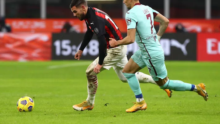 Theo Hernández (difensore AC Milan), qui contro Saša Lukić in Milan-Torino (Serie A 2020-2021) | AC Milan News (Getty Images)