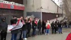 La catena umana dei tifosi Rayo Vallecano: “Non sposteranno il nostro stadio”