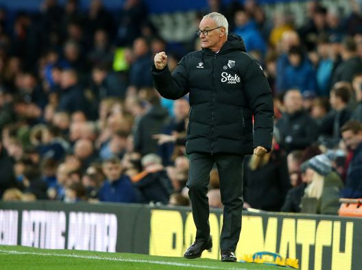 LIVERPOOL, ENGLAND - OCTOBER 23: Claudio Ranieri, Manager of Watford FC celebrates after their side's third goal scored by Joshua King (Not pictured) during the Premier League match between Everton and Watford at Goodison Park on October 23, 2021 in Liverpool, England. (Photo by Alex Livesey/Getty Images) Watford, con il Norwich… si spegne la luce: Ranieri in zona retrocessione, ma non molla - immagine 1