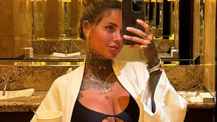 Zoe, fisico super in costume e accappatoio. Giornata piovosa, lady Hernandez ha la soluzione - immagine 1