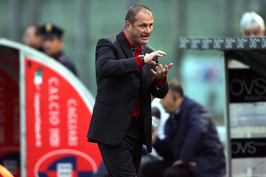  CAGLIARI, ITALY - OCTOBER 31: Coach of Cagliari Pierpaolo Bisoli during the Serie A match between Cagliari and Bologna at Stadio Sant'Elia on October 31, 2010 in Cagliari, Italy. (Photo by Enrico Locci/Getty Images) 
