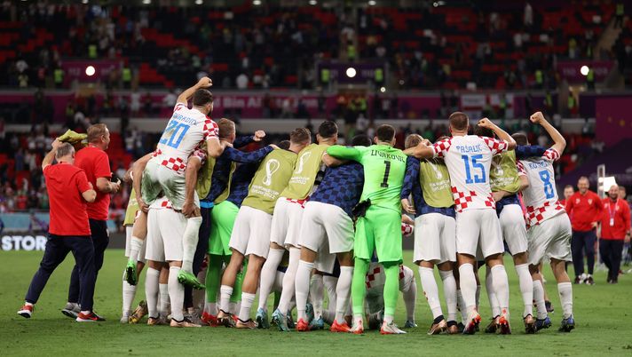 DOHA, QATAR - DECEMBER 01: Croatia players celebrate after the team's qualification to the knockout stages during the FIFA World Cup Qatar 2022 Group F match between Croatia and Belgium at Ahmad Bin Ali Stadium on December 01, 2022 in Doha, Qatar. (Photo by Lars Baron/Getty Images) Giappone-Croazia, le formazioni ufficiali: Perisic e Brozovic titolari - immagine 1