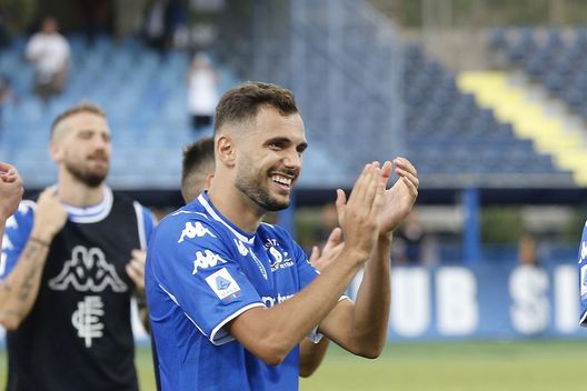 EMPOLI, ITALY - SEPTEMBER 26: Nedim Bajrami of Empoli FC celebrates the victory after during the Serie A match between Empoli FC and Bologna FC at Stadio Carlo Castellani on September 26, 2021 in Empoli, Italy. (Photo by Gabriele Maltinti/Getty Images) Vice CT Albania su Bajrami: “Con Italiano potrebbe giocare così”- immagine 2