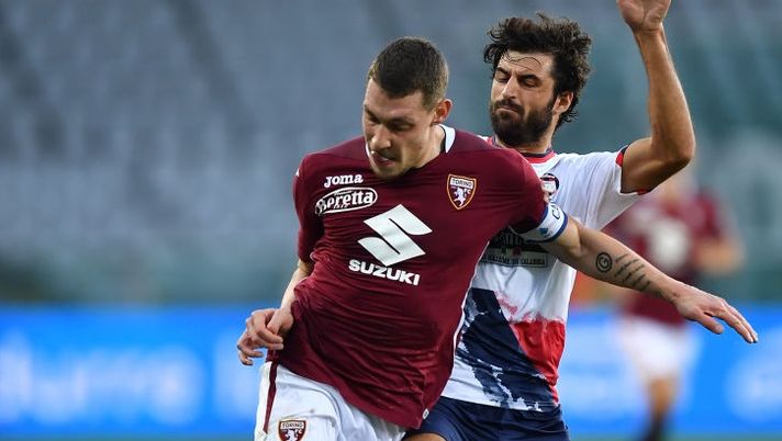 TURIN, ITALY - NOVEMBER 08:  Andrea Belotti (L) of Torino FC is tackled by Sebastiano Luperto of FC Crotone during the Serie A match between Torino FC and FC Crotone at Stadio Olimpico di Torino on November 8, 2020 in Turin, Italy.  (Photo by Valerio Pennicino/Getty Images) 
