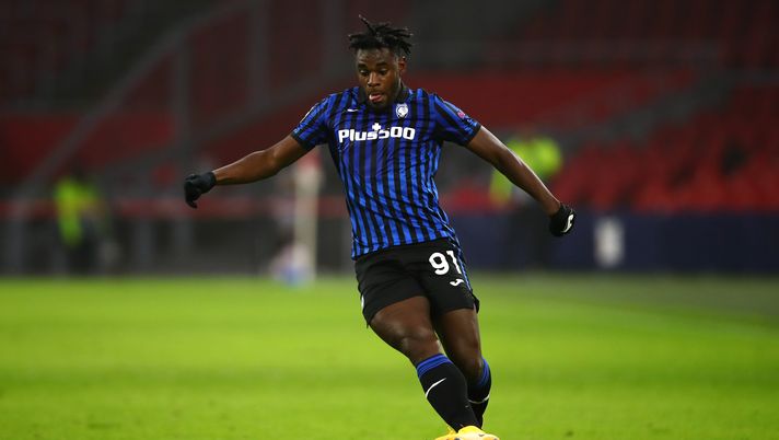 AMSTERDAM, NETHERLANDS - DECEMBER 09: Duvan Zapata of Atalanta BC in action during the UEFA Champions League Group D stage match between Ajax Amsterdam and Atalanta BC at Johan Cruijff Arena on December 09, 2020 in Amsterdam, Netherlands. Sporting stadiums around Netherlands remain under strict restrictions due to the Coronavirus Pandemic as Government social distancing laws prohibit fans inside venues resulting in games being played behind closed doors. (Photo by Dean Mouhtaropoulos/Getty Images) AMSTERDAM, NETHERLANDS - DECEMBER 09: Duvan Zapata of Atalanta BC in action during the UEFA Champions League Group D stage match between Ajax Amsterdam and Atalanta BC at Johan Cruijff Arena on December 09, 2020 in Amsterdam, Netherlands. Sporting stadiums around Netherlands remain under strict restrictions due to the Coronavirus Pandemic as Government social distancing laws prohibit fans inside venues resulting in games being played behind closed doors. (Photo by Dean Mouhtaropoulos/Getty Images)