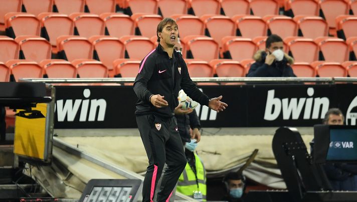 VALENCIA, SPAIN - DECEMBER 22: Julen Lopetegui, Manager of Sevilla gives his team instructions during the La Liga Santander match between Valencia CF and Sevilla FC at Estadio Mestalla on December 22, 2020 in Valencia, Spain. Sporting stadiums around Spain remain under strict restrictions due to the Coronavirus Pandemic as Government social distancing laws prohibit fans inside venues resulting in games being played behind closed doors. (Photo by Alex Caparros/Getty Images) VALENCIA, SPAIN - DECEMBER 22: Julen Lopetegui, Manager of Sevilla gives his team instructions during the La Liga Santander match between Valencia CF and Sevilla FC at Estadio Mestalla on December 22, 2020 in Valencia, Spain. Sporting stadiums around Spain remain under strict restrictions due to the Coronavirus Pandemic as Government social distancing laws prohibit fans inside venues resulting in games being played behind closed doors. (Photo by Alex Caparros/Getty Images)