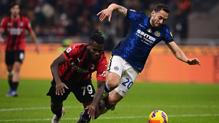 MILAN, ITALY - NOVEMBER 07: Hakan Calhanoglu of FC Internazionale battles for possession with Franck Kessie of AC Milan during the Serie A match between AC Milan and FC Internazionale at Stadio Giuseppe Meazza on November 07, 2021 in Milan, Italy. (Photo by Mattia Ozbot - Inter/Inter via Getty Images ) MILAN, ITALY - NOVEMBER 07: Hakan Calhanoglu of FC Internazionale battles for possession with Franck Kessie of AC Milan during the Serie A match between AC Milan and FC Internazionale at Stadio Giuseppe Meazza on November 07, 2021 in Milan, Italy. (Photo by Mattia Ozbot - Inter/Inter via Getty Images )