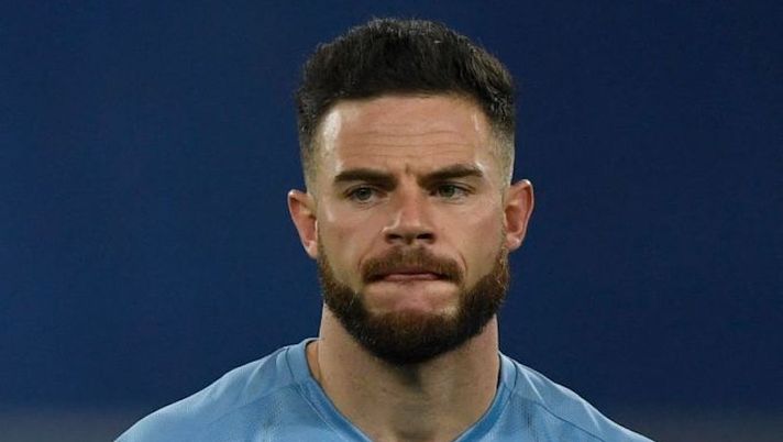 Uruguay's Nahitan Nandez listens to the national anthms before the Conmebol Copa America 2021 football tournament group phase match against Paraguay at the Nilton Santos Stadium in Rio de Janeiro, Brazil, on June 28, 2021. (Photo by Mauro PIMENTEL / AFP) (Photo by MAURO PIMENTEL/AFP via Getty Images) Cagliari, Nandez resta un caso: serve una soluzione e il Tottenham adesso frena - immagine 1