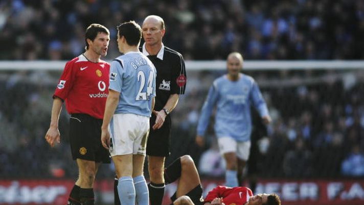 MANCHESTER, ENGLAND - FEBRUARY 13: Roy Keane of Manchester United clashes with Joey Barton of Manchester City during the Barclays Premiership match between Manchester City and Manchester United at the City of Manchester Stadium on February 13, 2005 in Manchester, England. (Photo by Michael Steele/Getty Images) Verso la finale di FA Cup, Roy Keane: “Quel derby senza Sir Alex, pensava a suo figlio…” - immagine 1