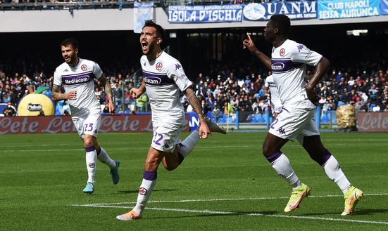 NAPLES, ITALY - APRIL 10: Nicolas Gonzalez of Fiorentina celebrates after scoring their side's first goal during the Serie A match between SSC Napoli and ACF Fiorentina at Stadio Diego Armando Maradona on April 10, 2022 in Naples, Italy. (Photo by Francesco Pecoraro/Getty Images) NAPLES, ITALY - APRIL 10: Nicolas Gonzalez of Fiorentina celebrates after scoring their side's first goal during the Serie A match between SSC Napoli and ACF Fiorentina at Stadio Diego Armando Maradona on April 10, 2022 in Naples, Italy. (Photo by Francesco Pecoraro/Getty Images)