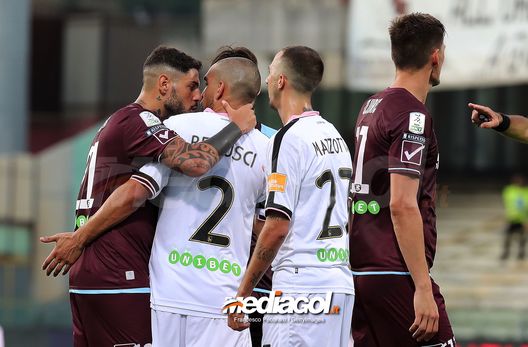 SALERNO, ITALY - AUGUST 25: Player of US Salernitana Raffaele Schiavi vies with US Citta di Palermo player Giuseppe Bellusci during the Serie B match between US Salernitana and US Citta di Palermo on August 25, 2018 in Salerno, Italy. (Photo by Francesco Pecoraro/Getty Images) Palermo