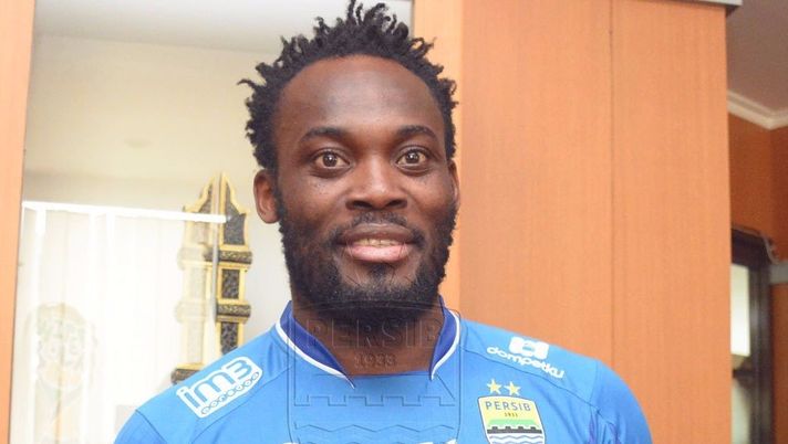 Michael Essien con la maglia del Persib (credits: Official Persib Bandung Twitter account) 