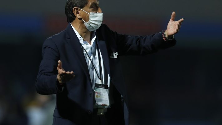 ASUNCION, PARAGUAY - SEPTEMBER 17:  Ramon Diaz coach of Libertad gestures during a group H match of Copa CONMEBOL Libertadores 2020 between Libertad and Boca Juniors at General Pablo Rojas Stadium on September 17, 2020 in Asuncion, Paraguay. (Photo by Jorge Saenz - Pool/Getty Images) 