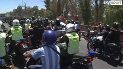 VIDEO/ Argentina, i campioni “scortati” da moto e…cavalli!