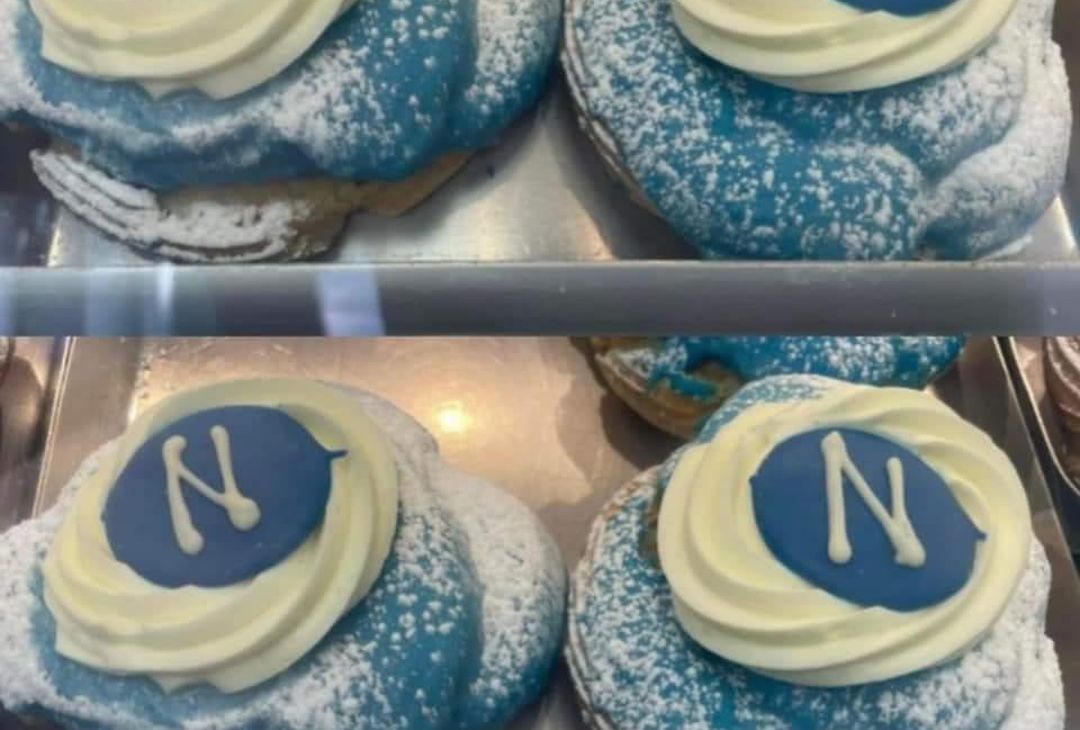 FOTO Napoli si tinge d’azzurro: striscioni, addobbi e bimbi sorridenti - immagine 6
