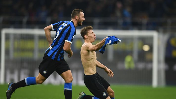 MILAN, ITALY - NOVEMBER 09: Nicolo Barella of FC Internazionale (C) celebrates after scoring the second goal during the Serie A match between FC Internazionale and Hellas Verona at Stadio Giuseppe Meazza on November 09, 2019 in Milan, Italy. (Photo by Claudio Villa - Inter/Inter via Getty Images) MILAN, ITALY - NOVEMBER 09: Nicolo Barella of FC Internazionale (C) celebrates after scoring the second goal during the Serie A match between FC Internazionale and Hellas Verona at Stadio Giuseppe Meazza on November 09, 2019 in Milan, Italy. (Photo by Claudio Villa - Inter/Inter via Getty Images)
