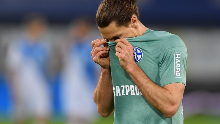 BIELEFELD, GERMANY - APRIL 20: Benjamin Stambouli of FC Schalke 04 looks dejected after the Bundesliga match between DSC Arminia Bielefeld and FC Schalke 04 at Schueco Arena on April 20, 2021 in Bielefeld, Germany. Sporting stadiums around Germany remain under strict restrictions due to the Coronavirus Pandemic as Government social distancing laws prohibit fans inside venues resulting in games being played behind closed doors. (Photo by Frederic Scheidemann/Getty Images) BIELEFELD, GERMANY - APRIL 20: Benjamin Stambouli of FC Schalke 04 looks dejected after the Bundesliga match between DSC Arminia Bielefeld and FC Schalke 04 at Schueco Arena on April 20, 2021 in Bielefeld, Germany. Sporting stadiums around Germany remain under strict restrictions due to the Coronavirus Pandemic as Government social distancing laws prohibit fans inside venues resulting in games being played behind closed doors. (Photo by Frederic Scheidemann/Getty Images)