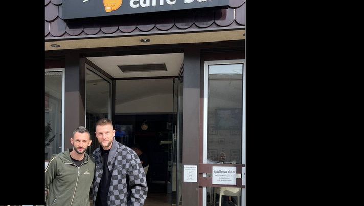 Skriniar-Brozovic: ieri “rivali”, oggi foto insieme davanti all’Epic Brozo bar Skriniar-Brozovic: ieri “rivali”, oggi foto insieme davanti all’Epic Brozo bar - immagine 1