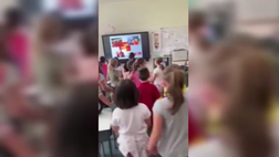 VIDEO – La maestra insegna ai bambini l’inno della Roma: la classe lo canta in coro