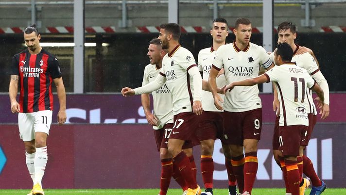 Edin Dzeko (attaccante AS Roma) esulta per il suo gol in Milan-Roma 3-3 (Serie A 2020-2021) | AC Milan News (Getty Images) 