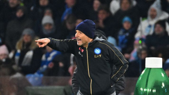 Napoli's Italian coach Luciano Spalletti reacts during the Italian Serie A football match between Napoli and AS Roma at the Diego-Maradona Stadium in Naples on January 29, 2023. (Photo by Andreas SOLARO / AFP) (Photo by ANDREAS SOLARO/AFP via Getty Images) Spalletti: “Osimhen ha fatto un gol fantastico, vi spiego perchè l’ho tolto” - immagine 1