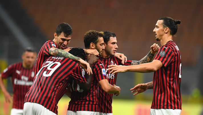 MILAN, ITALY - JULY 15: Hakan Çalhanoglu of AC Milan (C) celebrates after scoring the third goal during the Serie A match between AC Milan and Parma Calcio at Stadio Giuseppe Meazza on July 15, 2020 in Milan, Italy. (Photo by Claudio Villa/Getty Images) MILAN, ITALY - JULY 15: Hakan Çalhanoglu of AC Milan (C) celebrates after scoring the third goal during the Serie A match between AC Milan and Parma Calcio at Stadio Giuseppe Meazza on July 15, 2020 in Milan, Italy. (Photo by Claudio Villa/Getty Images)