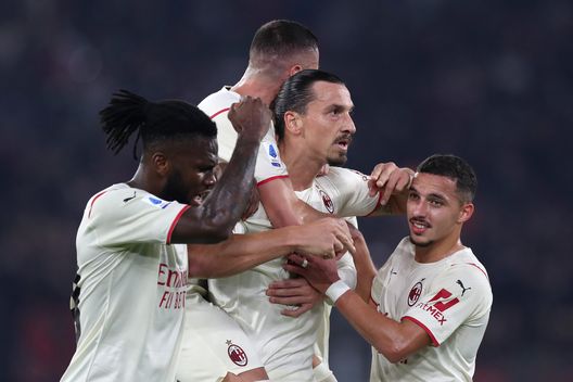 Zlatan Ibrahimovic esulta con i compagni dopo il gol segnato alla Roma. Zlatan Ibrahimovic esulta con i compagni dopo il gol segnato alla Roma.